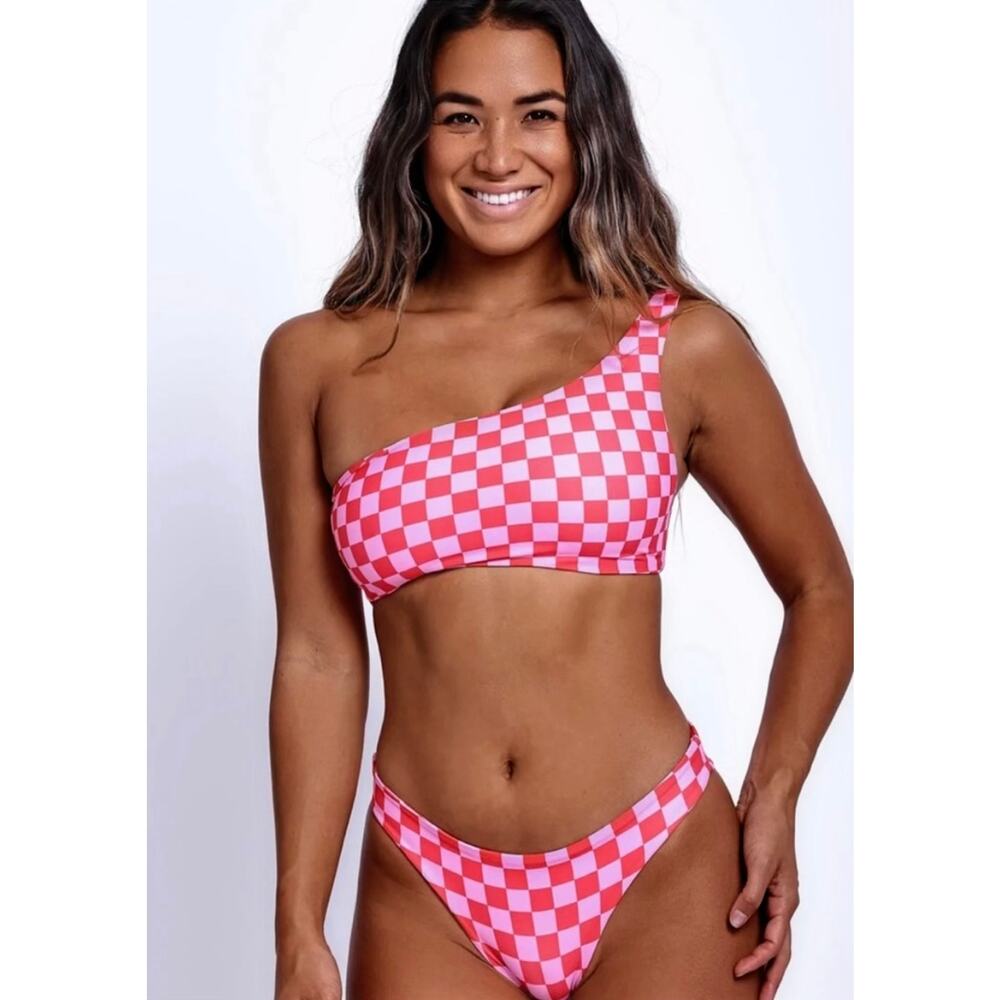 Skatie• ‘Ellis’ Bikini Top in DAYTONA